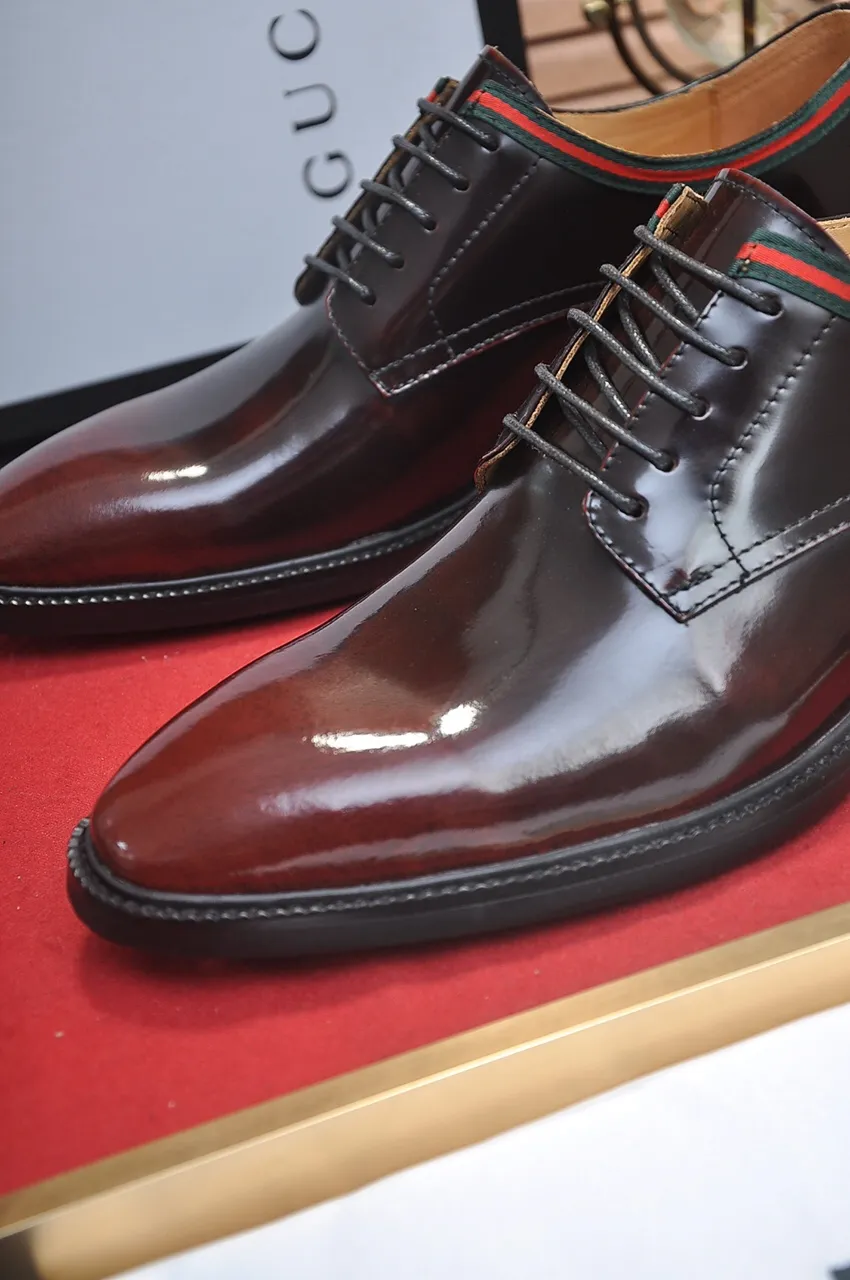 Men's shoes💰500💶Italy's top luxury men's shoe giant (GUCCI) (Gucci) (full cowhide lining) new arrival🍃Original European style🔰 Pleasant to the eye😍In order to make the shoes more durable and non-deformable🌀The production continues to follow traditional methods but there is still no lack of innovation💪Choose original sheepskin for the leather♻️ Smooth and natural And extra bright ⭐Made of imported cowhide, the first choice of rich people 38-45 (45 customized)